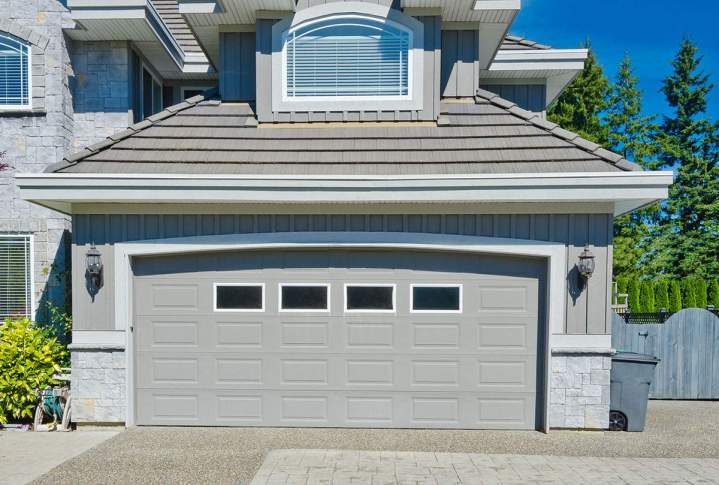 Nous posons des portes de garage avec précision et soin.